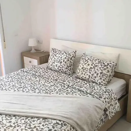 Ground Floor Modern 3 Bed Port *