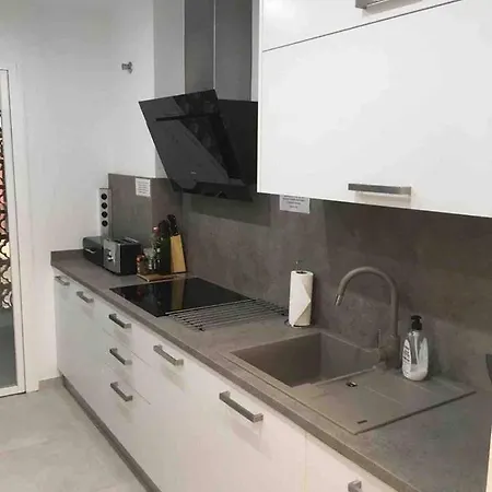 Ground Floor Modern 3 Bed Port
